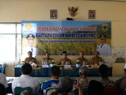 Bupati Bondowoso Salurkan Bantuan Pupuk Cair, Minta Petani Segera Migrasi